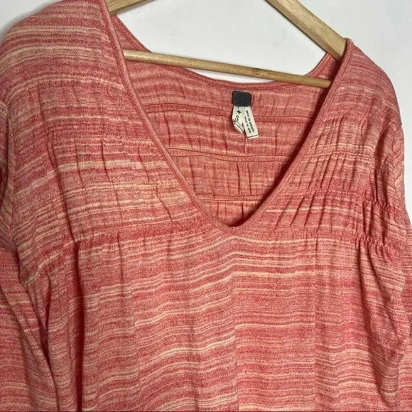 Free People We The Free Coral Knit V-Neck Top Ruched Long Sleeve Size Small - Picture 3 of 5